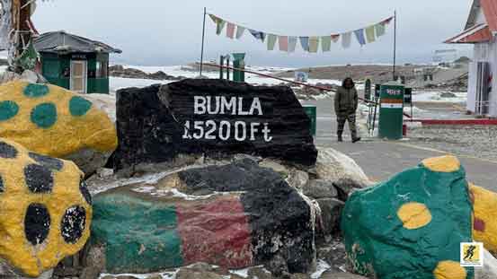 Dengan izin khusus, India mengizinkan turis domestik mencapai Bum La Pass, di perbatasan dengan China.