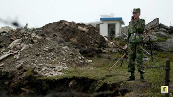 Seorang tentara China berjaga di perbatasan yang tidak jelas garis batasnya, yang membentang beberapa ribu kilometer.