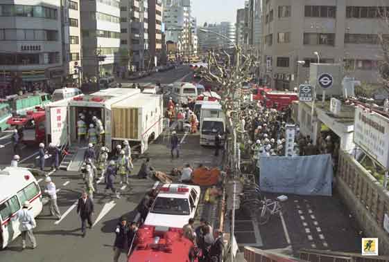 20 Maret 1995, Tokyo subway sarin attack : Sekte sesat Jepang Aum Shinrikyo melakukan serangan senjata kimia