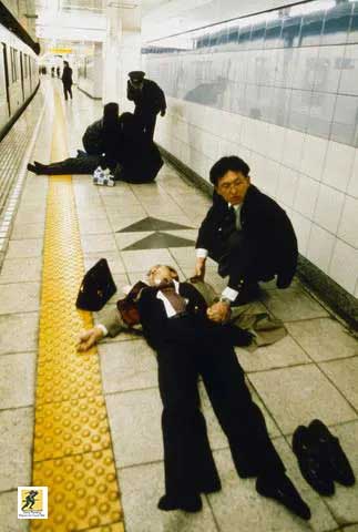 20 Maret 1995, Tokyo subway sarin attack : Sekte sesat Jepang Aum Shinrikyo melakukan serangan senjata kimia