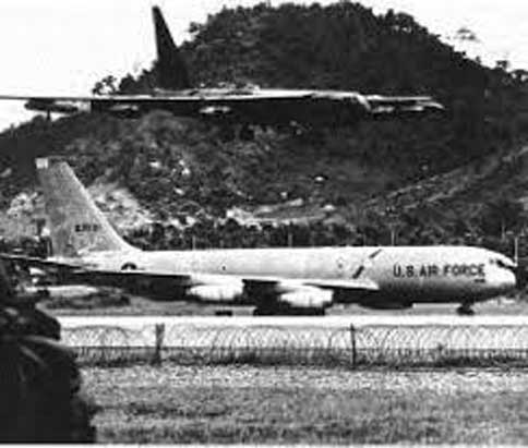 Boeing B-52 Stratofortress dan Boeing KC-135 Stratotanker