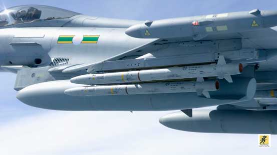 Dua ASRAAM (tengah) di atas Typhoon RAF pada tahun 2007
