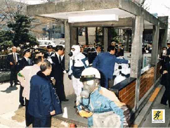 20 Maret 1995, Tokyo subway sarin attack : Sekte sesat Jepang Aum Shinrikyo melakukan serangan senjata kimia