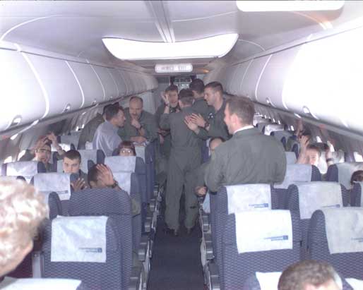 Awak EP-3 merayakan pembebasan mereka dari penahanan dalam penerbangan dari Cina ke Guam pada 12 April 2001.