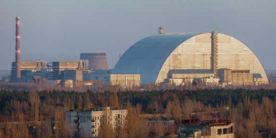 Reaktor Chernobyl dibawah kubah perlindungan, tahun 2019