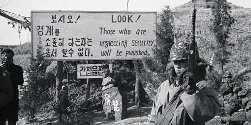 Seorang tentara Korea Selatan berjaga di perbatasan dengan Korea Utara pada bulan Februari 1968.
