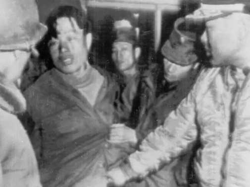 Polisi Korea Selatan menanyai seorang perwira militer Korea Utara yang ditangkap di Seoul pada tanggal 22 Januari 1968
