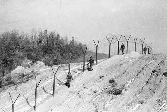 Pasukan AS berpatroli di sepanjang pagar sepanjang 15 mil, yang dibangun untuk mencegah penyusupan Korea Utara, di DMZ pada Januari 1968.