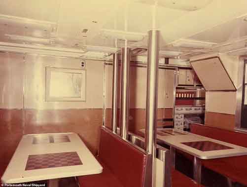 Ruang makan kru, tempat para awak kapal selam makan dan bersantai dengan papan catur dan papan catur yang ditatah di atas meja