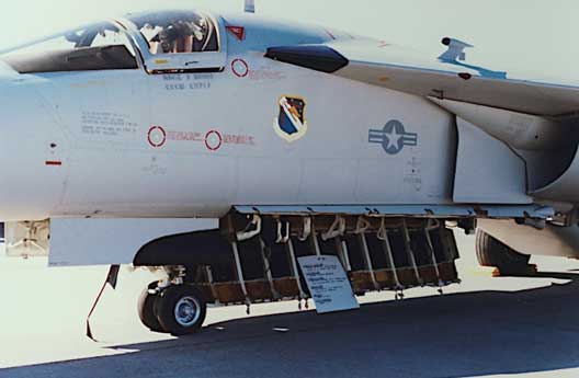 Pemasangan pemancar EF-111A ALQ-99