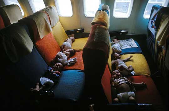 3 April 1975, Operasi Babylift : Evakuasi massal anak-anak pada tahap akhir perang Vietnam dimulai