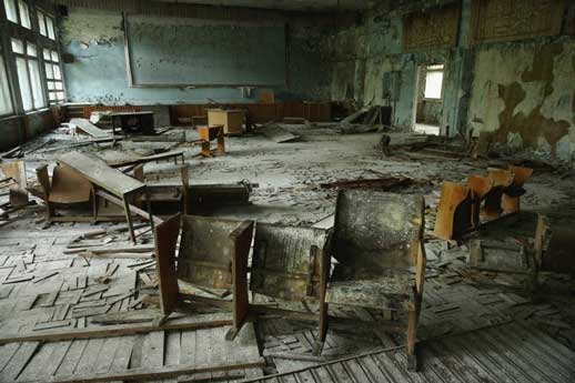 Gambar diambil tahun 2015 di sekolah No. 3 di kota Pripyat yang dibangun bagi para pekerja Chernobyl tahun 1970an