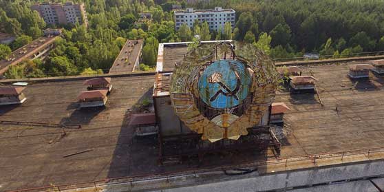 Lambang paru arit Soviet di atas Apartement kota Pripyat yang ditinggalkan