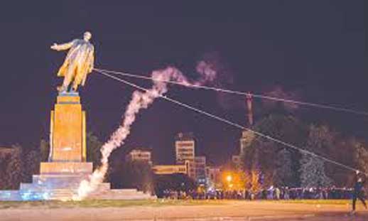 Pembongkaran monumen Vladimir Lenin di Ukraina dimulai saat runtuhnya Uni Soviet dan berlanjut hingga tahun 1990-an, sebagian besar di beberapa kota di Ukraina bagian barat