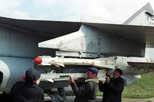 Molniya R-60 / AA-8 "Aphid" terpasang pada Mikoyan MiG-31 Foxhound
