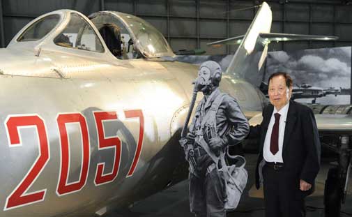 Seorang pilot Korea Utara, Letnan Kenneth H. Rowe (lahir dengan nama No Kum-Sok) membelot di Pangkalan Udara Kimpo pada tanggal 21 September 1953. Setelah mendarat, ia mengaku tidak mengetahui adanya hadiah sebesar US$100.000.