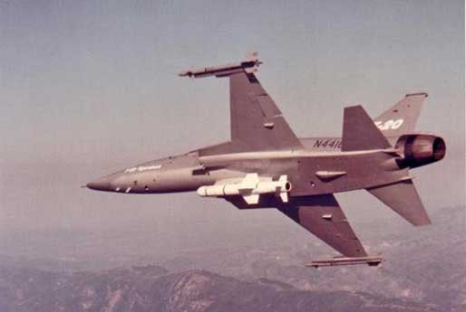 Northrop F-20 Tigershark dengan AGM-84 Harpoon