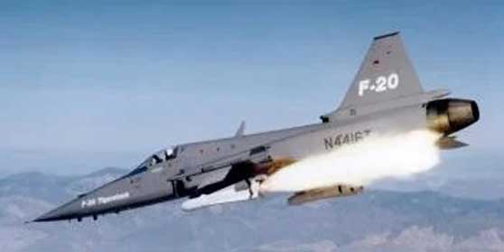 F-20 Tigershark melepaskan AGM-65 Maverick