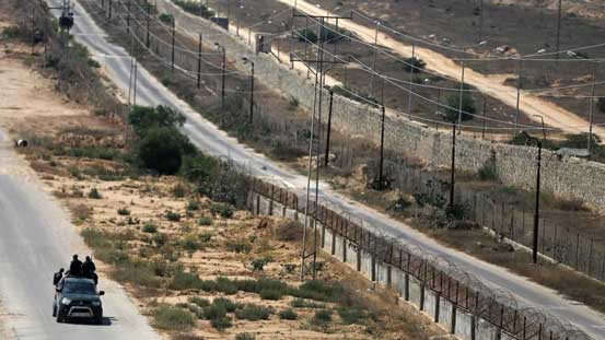 Pagar beton yang mengisolasi Jalur Gaza dari dunia luar