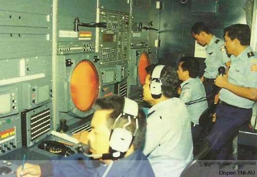 Suasana ruang operator radar Thomson. Panel-panel operasionalnya tampak kuno bila dibandingkan era sekarang, namun terbilang canggih pada tahun 1980/1990-an.