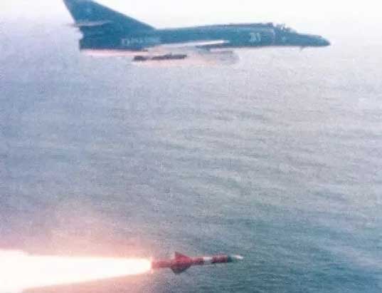 Super Étendards, yang dipersenjatai dengan rudal anti-kapal Exocet memainkan peran penting dalam Perang Falklands antara Argentina dan Inggris pada tahun 1982. Skuadron Angkatan Laut ke-2 ditempatkan di pangkalan udara angkatan laut Río Grande, Tierra del Fuego; selama konflik berlangsung.