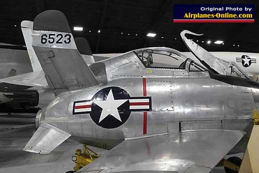 McDonnell XF-85 Goblin, 6523, yang dirancang untuk digunakan dari B-36 sebagai pesawat tempur pelindung, dipamerkan di Museum Angkatan Udara Amerika Serikat di Dayton, Ohio