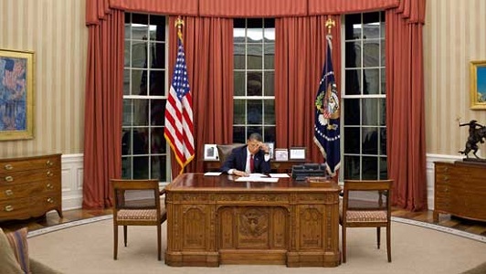 Presiden Barack Obama mengedit sambutannya di ruang oval sebelum membuat pernyataan yang disiarkan di televisi yang merinci misi melawan Osama bin Laden, 1 Mei 2011 di Washington DC