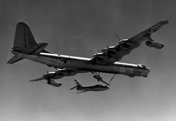 B-36F meluncurkan F-84F selama pengujian FICON