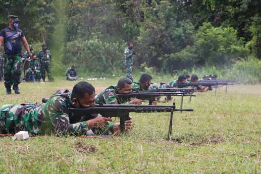 prajurit Lanud Rsn menggunakan senjata laras panjang G3 dengan jarak 100 meter dengan sikap tiarap