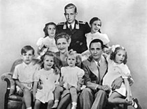 Keluarga Goebbels. Dalam gambar vintage yang dimanipulasi ini, anak tiri Goebbels, Harald Quandt (yang tidak hadir karena tugas militer), ditambahkan ke dalam potret kelompok.