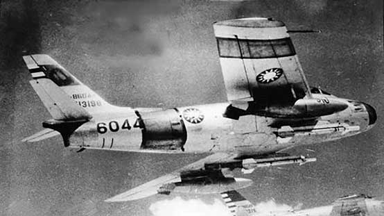 Taiwan North American F-86 Sabre dengan AIM-9B Sidewinder