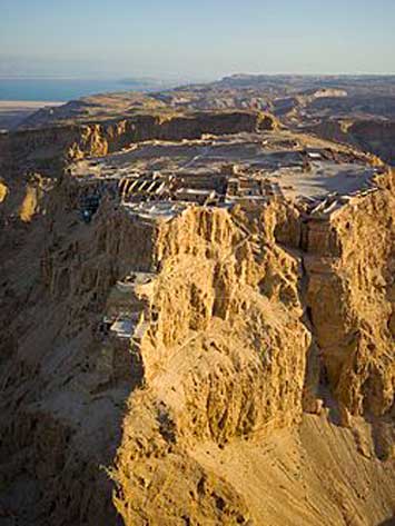 Masada, benteng kuno di puncak gunung di Israel tenggara, tempat pertahanan terakhir orang-orang Yahudi melawan Romawi setelah kejatuhan Yerusalem pada tahun 70 Masehi.