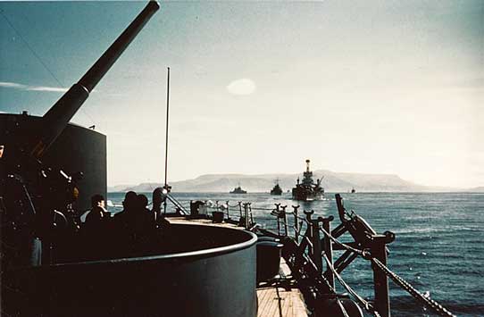 Pendudukan Islandia, Juli 1941: Terlihat dari geladak kapal perang Angkatan Laut AS, USS New York, Kapal Armada Atlantik AS keluar dari pelabuhan Reykjavik, Islandia pada saat pendudukan awal AS pada awal Juli 1941.