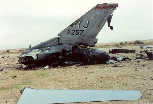 Sisa-sisa F-16C #87-0257 dari Skuadron Tempur Taktis ke-614 'Lucky Devils', yang ditembak jatuh di atas Irak selama Operasi Badai Gurun.