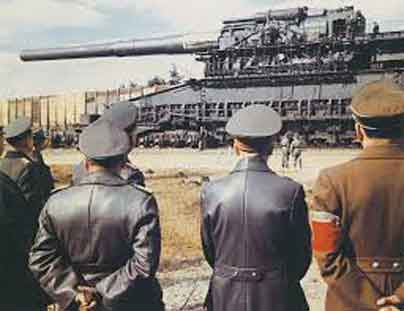 Manstein menggunakan senjata super berat dan mortir pada pertempuran Sevastopol. Pada gambar di bagian bawah, Hitler melihat ke arah meriam kereta api 800 mm Heavy Gustav. Di antara rombongannya adalah Speer di sebelah kanan, mengenakan ban lengan merah