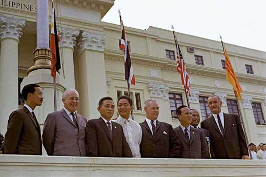 Para pemimpin beberapa negara SEATO di depan Gedung Kongres di Manila, yang dijamu oleh presiden Filipina Ferdinand Marcos pada tanggal 24 Oktober 1966