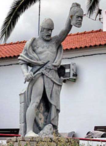 Patung Geraldo Geraldes Sem Pavor atau Gerald yang Tak kenal Takut. Pahlawan rakyat Portugis berkepala orang Moor