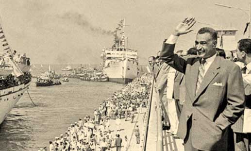 Presiden Mesir Gamal Abdel Nasser mengumumkan kepada 50.000 orang yang hadir bahwa Mesir telah menasionalisasi Perusahaan Terusan Suez, 26 Juli 1956