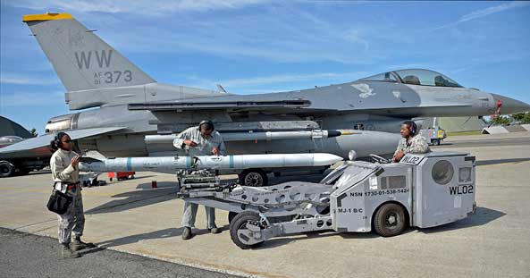 F-16 Fighting Falcon dan AIM-120 This Captive Air Training Missile