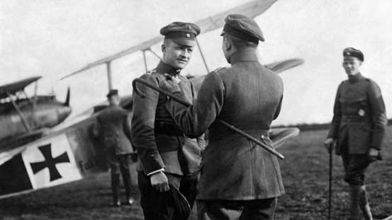 Jagoan tempur perang dunia pertama Jerman, Manfred von Richthofen, "Red Baron", di depan pesawat Fokker Triplane miliknya, 1918.