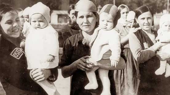 12 Agustus 1938, Hitler mendorong orang Jerman untuk memiliki banyak anak dengan tanda jasa (Mother’s Cross)