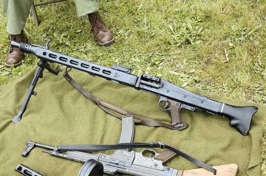 Senapan mesin MG 42 (Maschinengewehr 42)