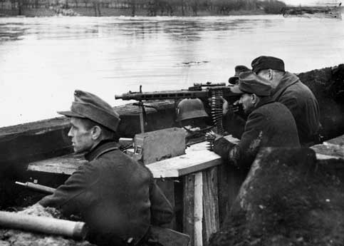 Pasukan Jerman mengawaki MG 42 di sepanjang tepi barat Sungai Oder di Front Timur pada bulan-bulan terakhir Perang Dunia II. MG 42 yang serbaguna dapat digunakan dengan tripod sebagai senapan mesin berat yang tetap pada posisi tetap atau dengan bipod sebagai senapan mesin ringan saat diperlukan untuk menyerang balik serangan musuh.