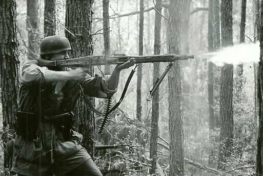 Senapan mesin MG 42 (Maschinengewehr 42)