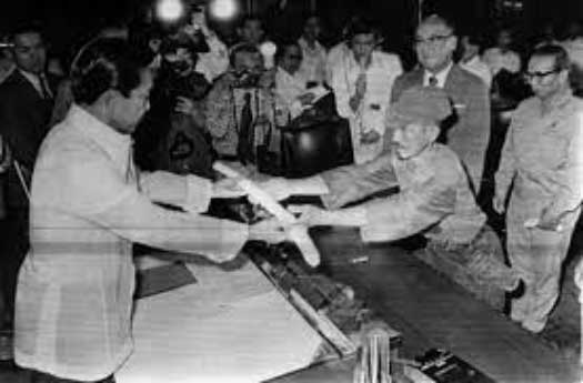 Presiden Filipina Ferdinand Marcos dan Hiroo Onoda