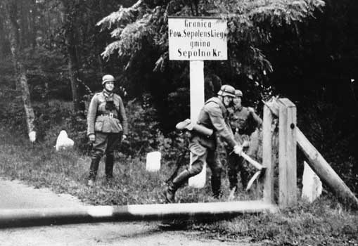 Invasi Jerman ke Polandia terjadi hanya seminggu setelah Nazi menandatangani pakta netralitas dengan Uni Soviet.