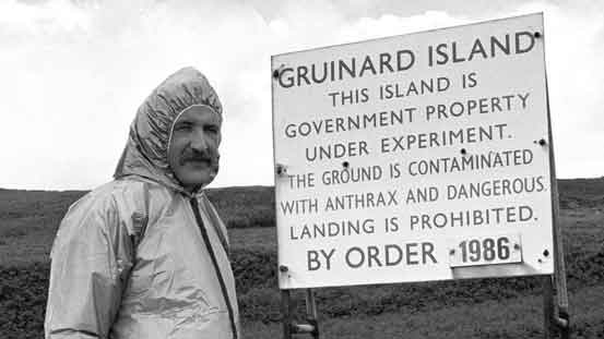 Pulau Gruinard - Pada tahun 1942, pulau ini menjadi zona pengorbanan dan berbahaya bagi semua mamalia setelah percobaan militer dengan bakteri antraks, hingga akhirnya didekontaminasi pada tahun 1990.