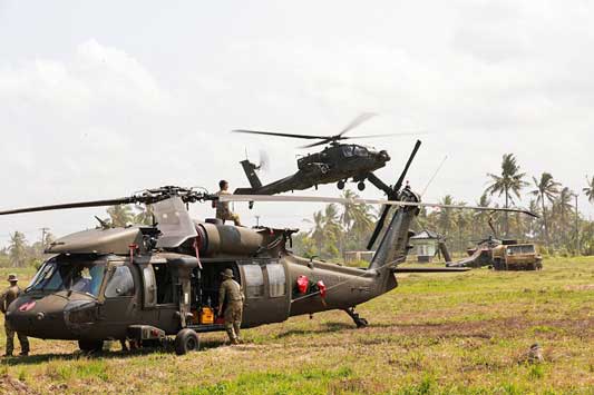 Sikorsky UH-60 Black Hawk dan Boeing AH-64 Apache