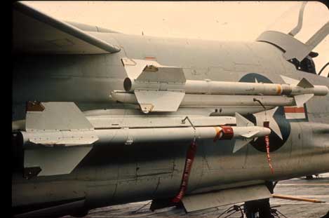 AIM-9C dan AIM-9D (atas) di Vought F-8 Crusader