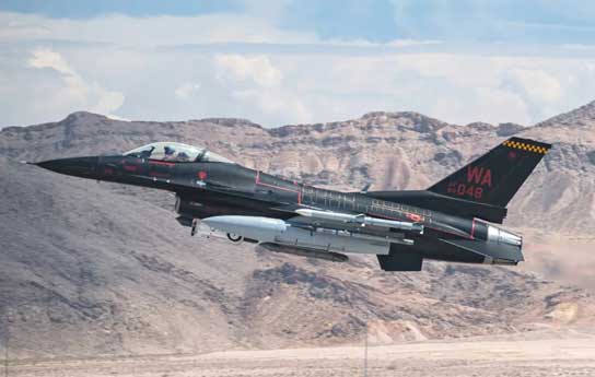 Sebuah pesawat tempur F-16 lepas landas dari Pangkalan Angkatan Udara Nellis selama Red Flag 23-3